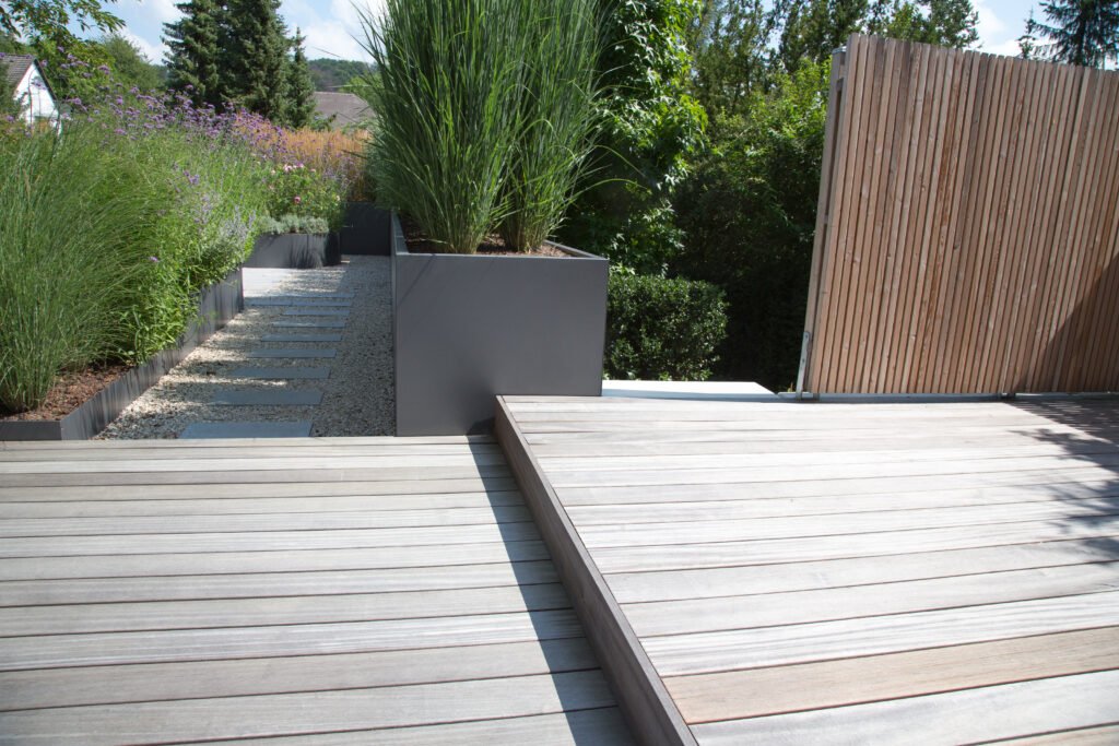 Moderne Terrasse aus Holz in Holzterrasse Bernau